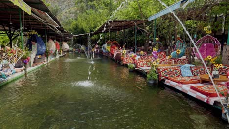 Restaurante-Turco-Junto-Al-Río-Con-Coloridas-Hamacas-Y-Columpios-Para-Relajarse