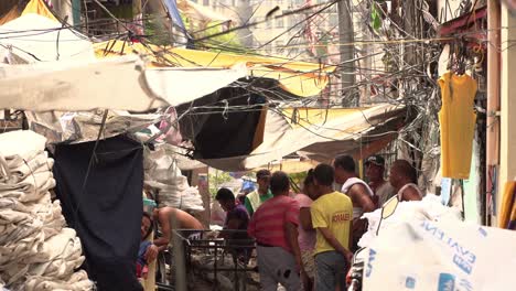 Gente-Mezclándose-En-Un-Callejón-En-Un-Barrio-Pobre-De-Manila
