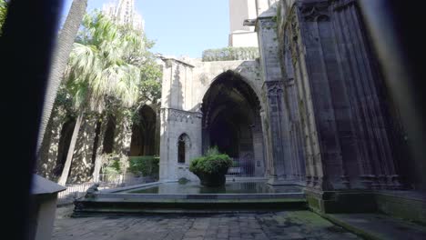 Weitwinkelaufnahme-Des-Kirchenhofs-Der-Kathedrale-Von-Barcelona