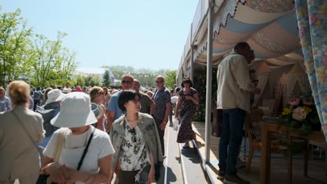 Gente-Caminando-Por-Puestos-De-Tiendas-Floridas-En-El-Chelsea-Flower-Show