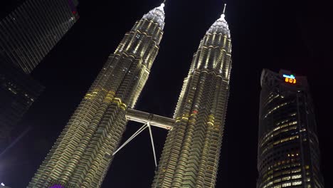 Schneller-Aufbau,-Neigung-Nach-Oben-über-Die-Wunderschönen-Petronas-Zwillingstürme-Mit-Wassershow-Bei-Nacht