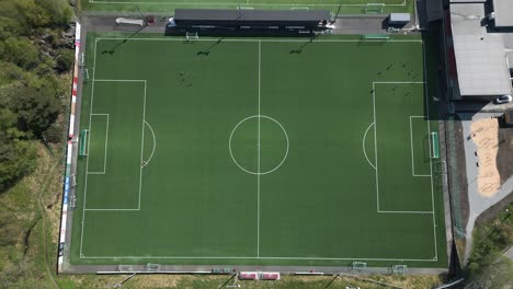 Vista-De-Arriba-Hacia-Abajo-De-Futbolistas-Entrenando-En-Un-Campo-En-Bergen,-Noruega