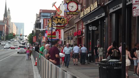 Calle-Broadway-En-El-Centro-De-Nashville,-Tennessee,-Con-Vídeo-De-Lapso-De-Tiempo-De-Personas-Caminando-Y-Automóviles-Conduciendo