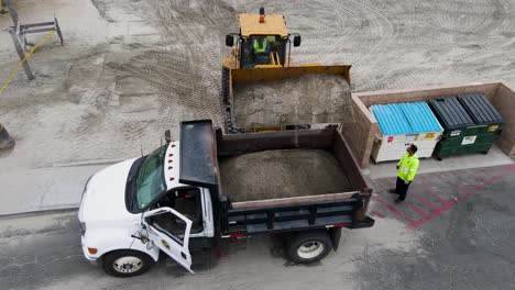Traktoren-Sind-Dabei,-Sand-In-Einen-LKW-Zu-Füllen