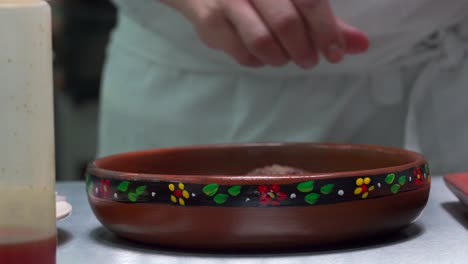 Receta-Mexicana-Chef-Latino-Preparando-Salchicha-Plato-Butifarra-Con-Cebolla-Roja-Cilantro-Vista-Frontal