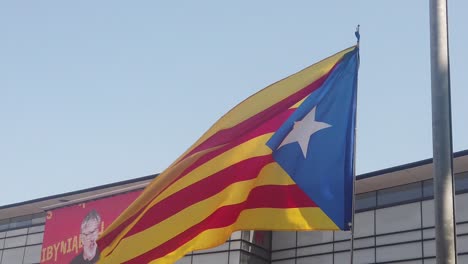 Un-Primer-Plano-De-La-Bandera-De-Cataluña-En-Gales