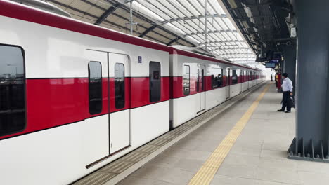 Tren-Que-Llega-A-La-Estación-Lak-Si-En-La-Línea-Roja-Oscura-Srt-En-Bangkok,-Tailandia