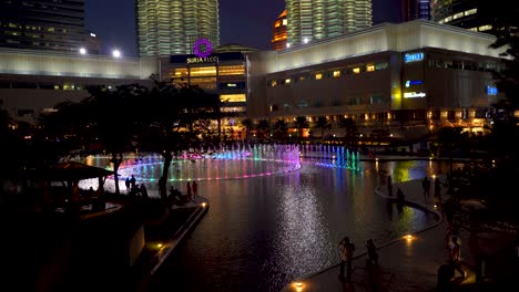 Langsames-Neigen-Nach-Oben-über-Die-Beleuchteten-Petronas-Twin-Towers-In-Kuala-Lumpur-Bei-Nacht