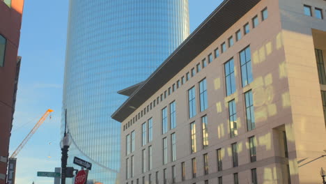 Arquitectura-De-Gran-Altura-Del-Edificio-Del-State-Street-Bank-En-El-Distrito-Financiero-De-Boston,-Massachusetts,-EE.UU.