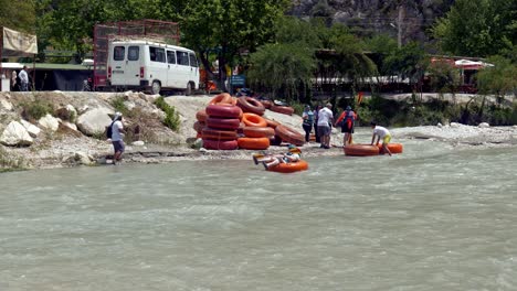 Spaß-Abenteuertouristen-Beim-Rafting-Auf-Dem-Schnell-Fließenden-Fluss-Saklikent-Schlucht