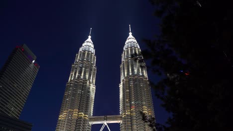 Wunderschön-Beleuchtete-Petronas-Twin-Towers-Vor-Dunkelblauem-Himmel
