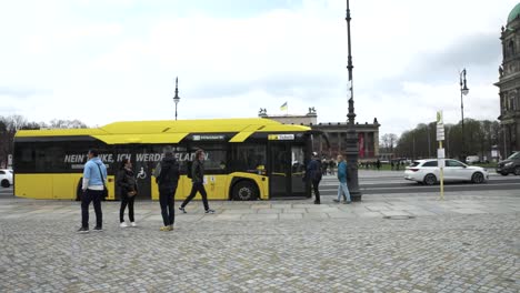 Gelber-Bus-Fährt-Bis-Zur-Haltestelle-Gegenüber-Dem-Lustgarten-In-Berlin