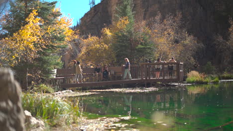 Touristen-Besuchen-Im-Herbst-Die-Promenade-Am-Hang-Lake-In-Colorado,-Einen-Schwenk-Mit-Niedrigem-Winkel