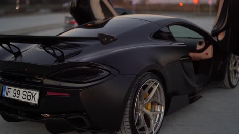 Parallax-shot-of-rear-McLaren-720S-coupe