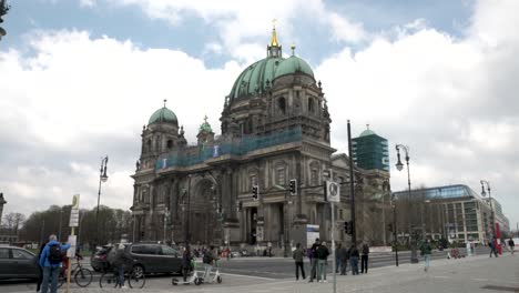 Vista-De-La-Catedral-De-Berlín-Desde-El-Otro-Lado-De-La-Calle-En-La-Isla-De-Los-Museos