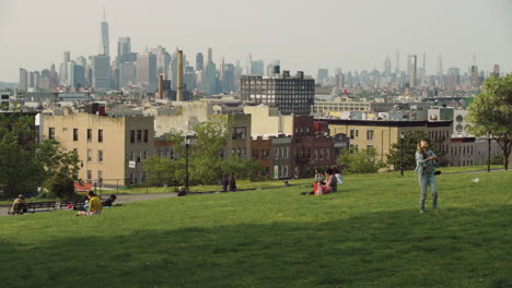 Kinder-Spielen-Im-Brooklyn-Park-Mit-Der-Skyline-Von-Manhattan-Im-Hintergrund