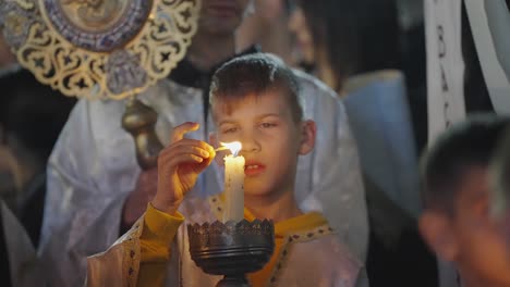 Kleiner-Junge-Schmilzt-Bei-Der-Osternachtparade-Kerzenwachs-In-Der-Menschenmenge-In-Nazareth