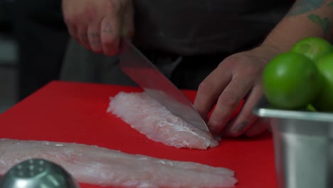 Chef-Latino-Mexicano-Preparando-Ceviche-De-Lubina-En-La-Cocina-Del-Restaurante-México-Vista-Frontal-Detalle