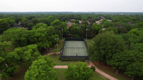 Imágenes-Aéreas-Editoriales-De-Personas-Jugando-En-La-Cancha-De-Tenis-En-El-Parque-Glenwick-En-Flower-Mound,-Texas.