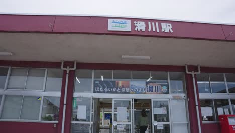 Estación-De-Tren-Namerikawa-Jr,-Toma-De-Establecimiento-En-Toyama,-Japón