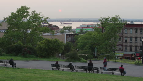 New-Yorker-Entspannen-Sich-Bei-Sonnenuntergang-Im-Brooklyn-Park