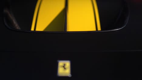 Enthüllen-Sie-Eine-Aufnahme-Eines-Ferrari-Schildes-Auf-Der-Motorhaube