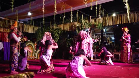 Balinesische-Mädchen-Ergeben-Sich-Auf-Den-Knien-Gegen-Die-Bösen-Kreaturen-Im-Bali-Hindu-Tempel,-Der-Kulturellen-Zeremonie-Des-Calonarang-Rituals