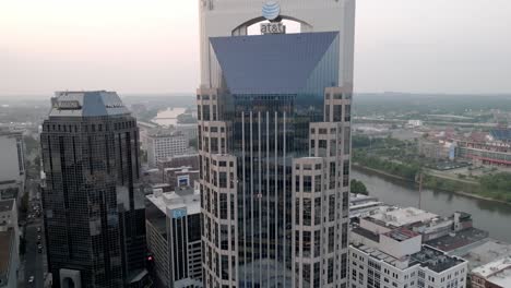 Edificio-Att-En-Nashville,-Tennessee,-Con-Video-De-Drone-Inclinándose-Hacia-Abajo