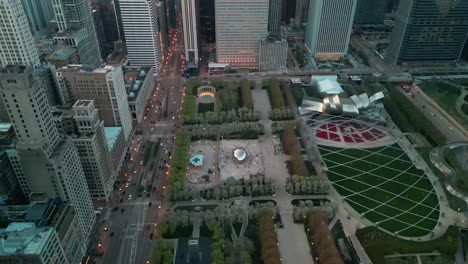 Luftaufnahme-Des-Millennium-Parks,-Der-Innenstadt-Von-Chicago,-Verkehr