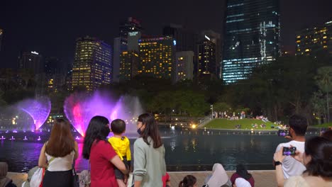 Gente-Viendo-El-Famoso-Espectáculo-Acuático-En-Las-Torres-Petronas-En-Kuala-Lumpur,-Malasia
