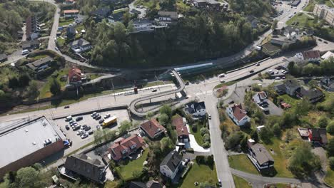 Imagen-Fija-Del-Tren-Ligero-En-La-Estación-De-Mårdalen,-Con-El-Tráfico-Pasando-Por-Las-Afueras-De-Nesttun-En-Bergen.