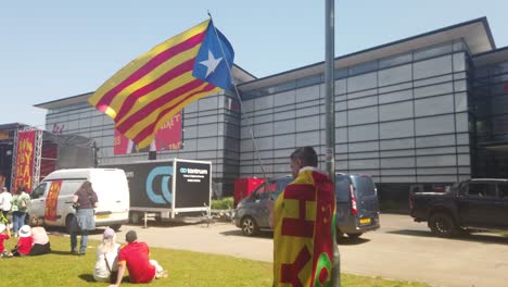 Ein-Mann-Hisst-Eine-Katalonien-Flagge-Bei-Einer-Walisischen-Unabhängigkeitskundgebung-In-Swansea