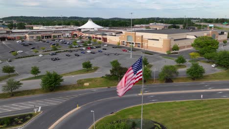 Timelapse-of-large-American-flag-waving-in-front-of-mall-shopping-center