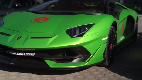 Frontalaufnahme-Eines-Grünen-Lamborghini-An-Einem-Sonnigen-Tag