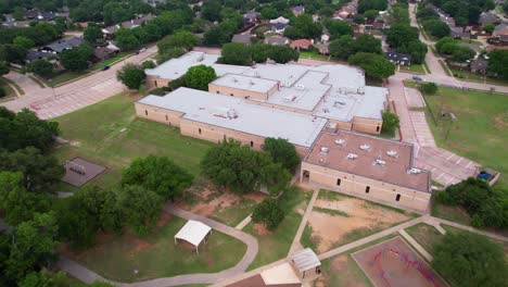 Dies-Sind-Redaktionelle-Luftaufnahmen-Der-Flower-Mound-Grundschule-In-Flower-Mound,-Texas