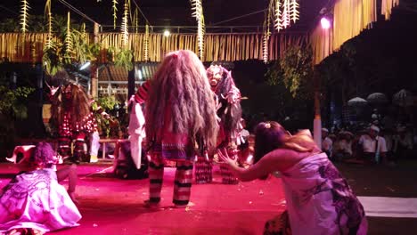 Handaufnahme-Einer-Calonarang-Aufführung-Bei-Der-Bali-Tempelzeremonie.-Schöne-Mädchen-Tanzen-Abends-In-Begleitung-Von-Rangda--Und-Celuluk-Dämonen