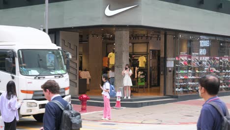 Se-Ven-Compradores-Y-Peatones-Frente-A-La-Multinacional-Estadounidense-Marca-De-Ropa-Deportiva,-Nike-Store