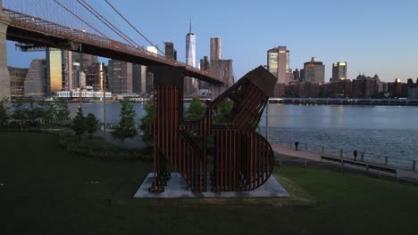 Una-Vista-Aérea-De-La-Escultura-&quot;tierra&quot;-Junto-Al-Puente-De-Brooklyn-En-Nueva-York-Durante-El-Día