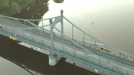Eine-Stahlstraßenbrücke-Aus-Dem-Frühen-20.-Jahrhundert-In-Der-Morgensonne-Und-Bei-Wenig-Verkehr