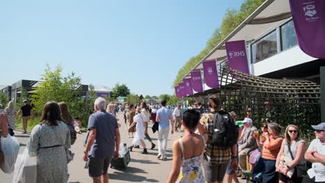 Gente-Caminando-En-Un-Caluroso-Día-De-Verano-En-La-Exposición-De-Flores-De-Chelsea