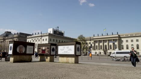 Verkehr-Und-Passanten-Blick-Auf-Die-Humboldt-Universität-Zu-Berlin-An-Einem-Sonnigen-Tag-Mit-Blauem-Himmel-Vom-Bebelplatz-Aus-Gesehen