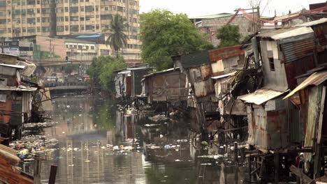 Verkleinern-Sie-Einen-Weiten-Blick-Auf-Ein-Slumgebiet-In-Manila-Neben-Einem-Fluss