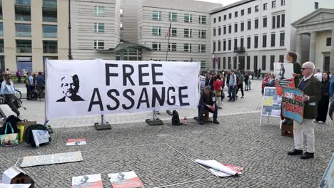 21-De-Abril-De-2023:-Pancarta-De-Julian-Assange-Libre-Durante-Una-Protesta-Pacífica-Frente-A-La-Embajada-De-Estados-Unidos-Junto-A-La-Puerta-De-Brandenburgo