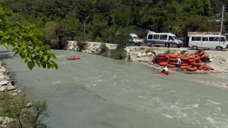 Spaß-Abenteuertouristen-Beim-Rafting-Auf-Dem-Schnell-Fließenden-Fluss-Saklikent-Schlucht