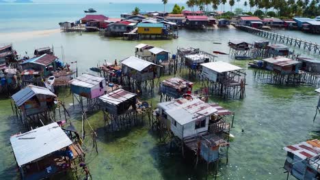 Atemberaubende-Luftaufnahme-Der-Insel-Omadal-Und-Der-Meereshäuser-Des-Bajau-Laut