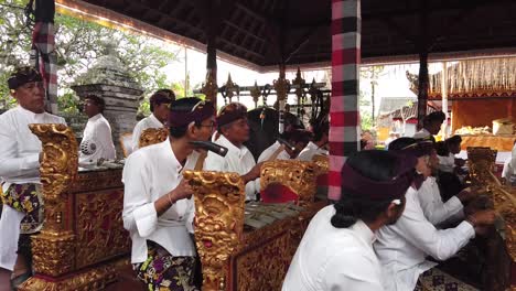 Das-Gamelan-Musikorchester-Spielt-Live-Bei-Der-Zeremonie-Im-Balinesischen-Hindu-Tempel-Als-Opfergabe-Für-Die-Götter,-Bali,-Indonesien