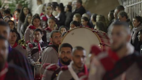 Blaskapellen-Schlagzeuger-Schlägt-Große-Trommel-Bei-Der-Osterparade,-Nazareth,-Isr