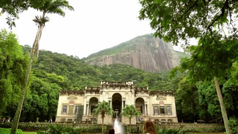 Toma-De-Establecimiento-De-La-Arquitectura-De-La-Residencia-Parque-Enrique-Lage-Y-La-Montaña-Corcovado-En-Río-De-Janeiro,-Brasil,-Jardín-Botánico