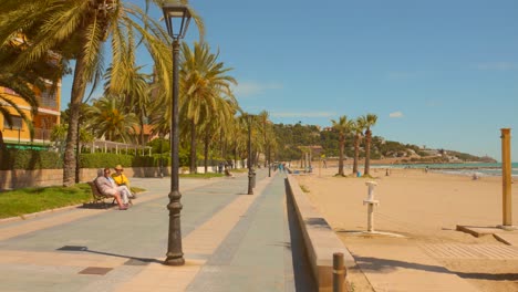 Menschen-Entspannen-Sich-An-Der-Sonnigen-Promenade-Von-Benicassim-An-Der-Costa-Del-Azahar-In-Valencia,-Spanien