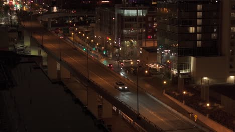 Tráfico-Nocturno-En-La-Ciudad-Urbana-De-EE.UU.